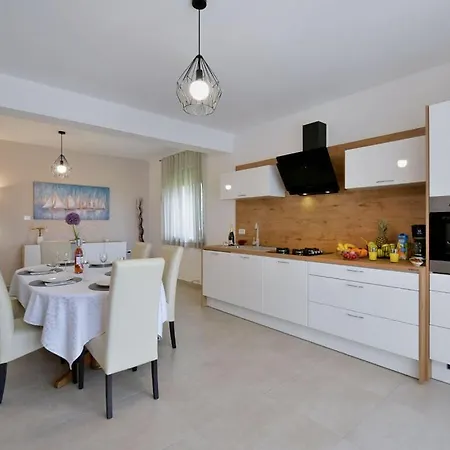 Villa Natali With Private Pool Galižana